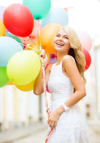 Femme avec des ballons colorés — Photo