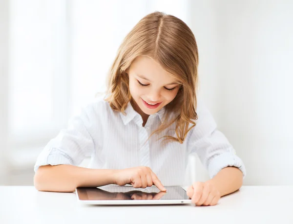 Chica con tablet PC en la escuela — Foto de Stock