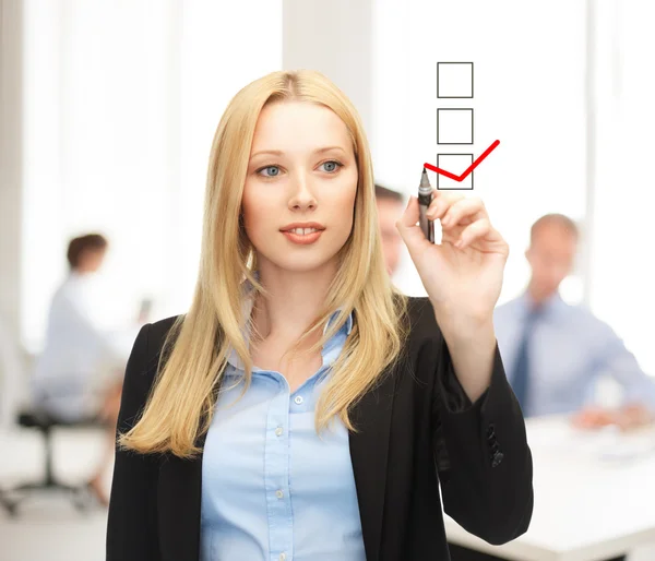 Geschäftsfrau zeichnet Häkchen auf virtuellem Bildschirm — Stockfoto