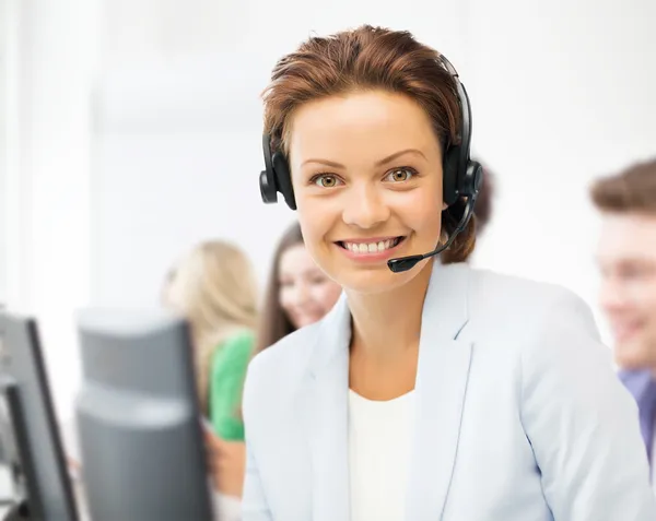 Hulplijn exploitant met koptelefoon in callcenter — Stockfoto