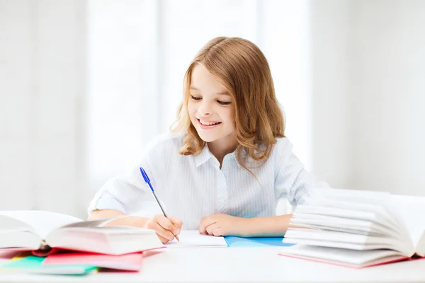 Estudiante chica estudiando en la escuela — Foto de Stock