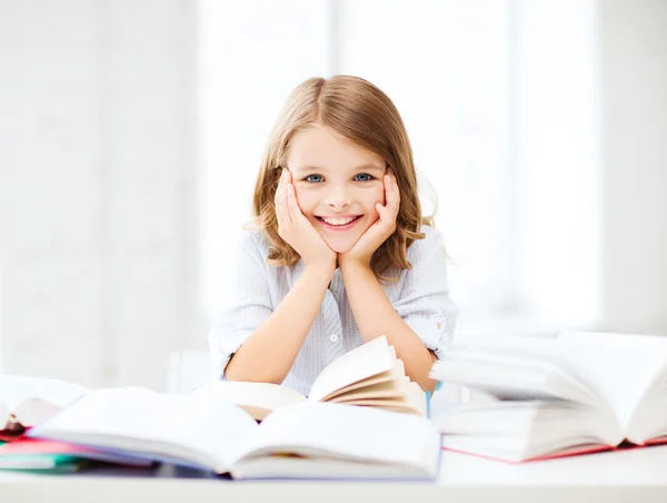 Schülerin lernt in der Schule — Stockfoto