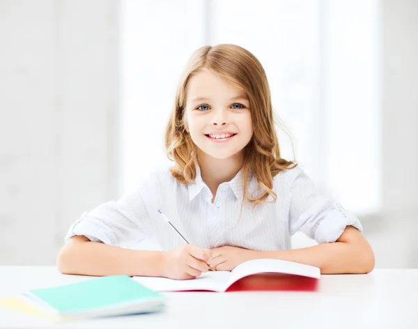 Estudiante chica estudiando en la escuela — Foto de Stock