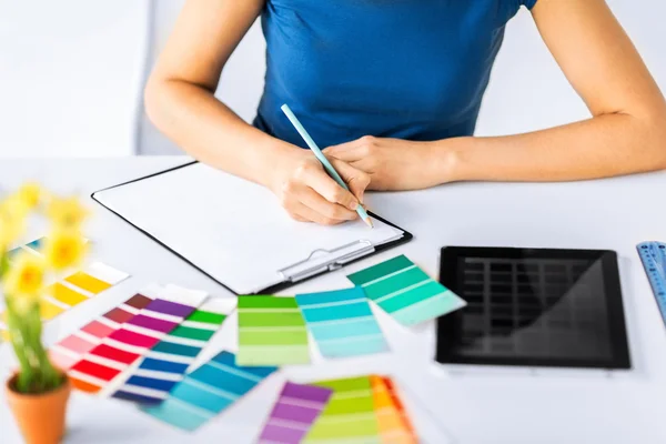 Woman working with color samples for selection — Stock Photo, Image