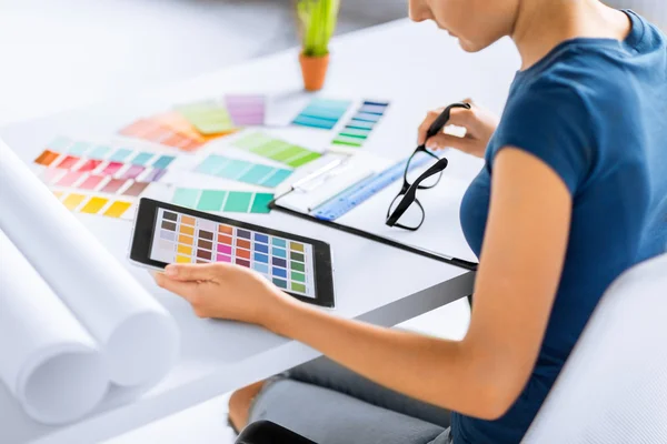 Woman working with color samples for selection — Stock Photo, Image