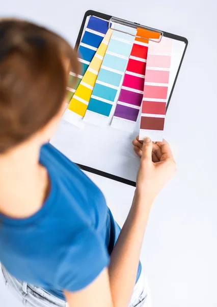 Mulher trabalhando com amostras de cores para seleção — Fotografia de Stock