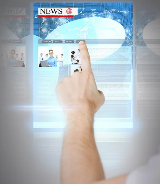 Mann mit virtuellem Bildschirm und Nachrichten — Stockfoto