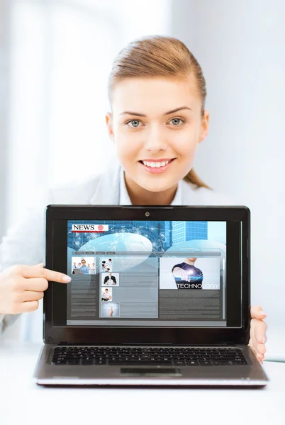 Woman showing laptop pc with news — Stock Photo, Image