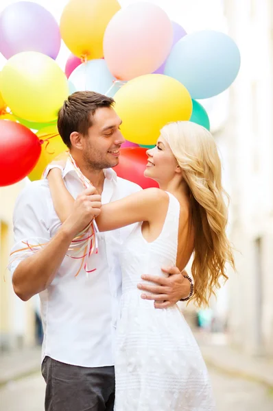 Par med färgglada ballonger — Stockfoto