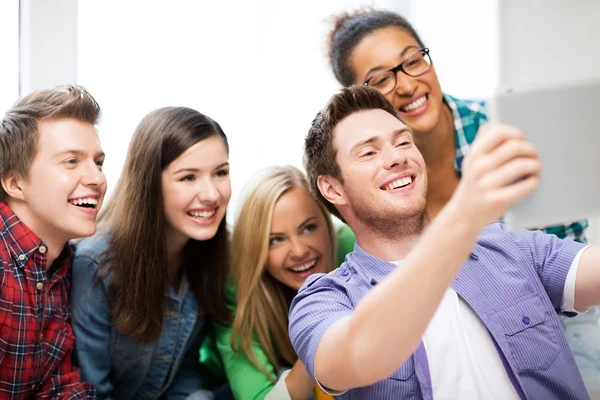 Studenten maken foto met de tablet pc op school — Stockfoto