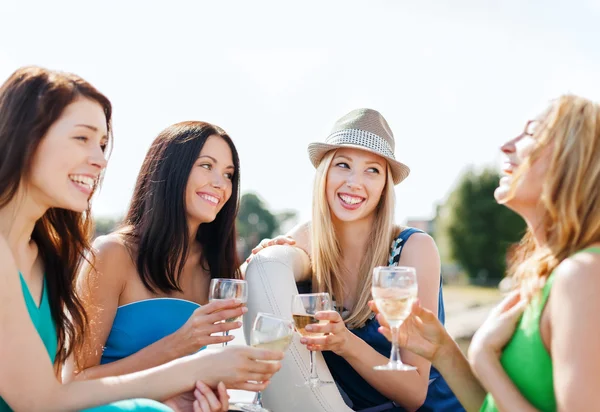 Meisjes met champagneglazen op boot — Stockfoto