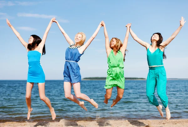 Flickor hoppa på stranden — Stockfoto