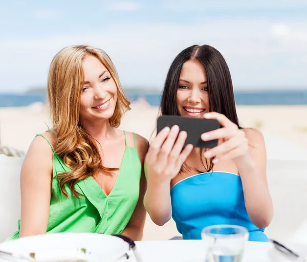 Chicas tomando fotos en la cafetería en la playa — Foto de Stock