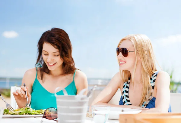 Meisjes in café op het strand — Stockfoto