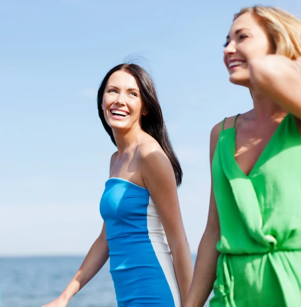 Meisjes lopen op het strand — Stockfoto