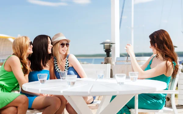 Tjejer tar foto i café på stranden — Stockfoto