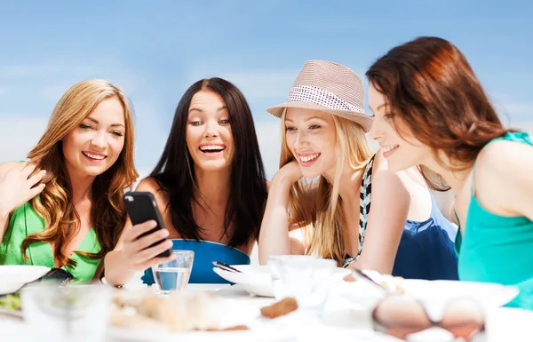 Holky na smartphone v kavárně na pláži — Stock fotografie