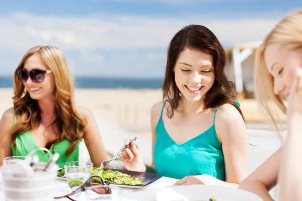 Chicas en la cafetería en la playa — Foto de Stock