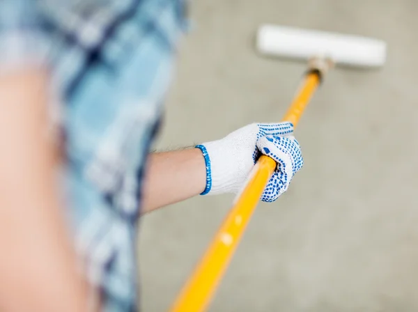 Homem colorir a parede com rolo — Fotografia de Stock