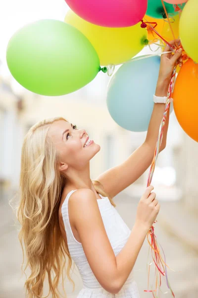 Femme avec des ballons colorés — Photo