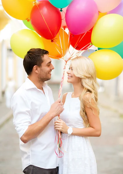 Pár s barevnými balónky — Stock fotografie