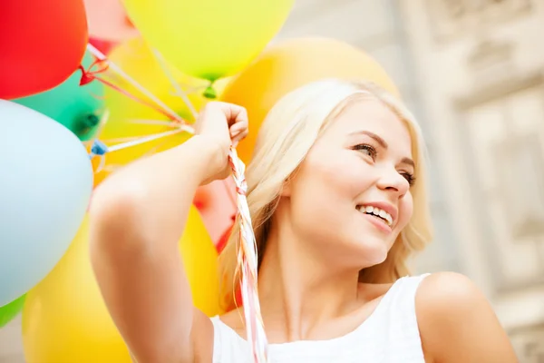 Vrouw met kleurrijke ballonnen — Stockfoto