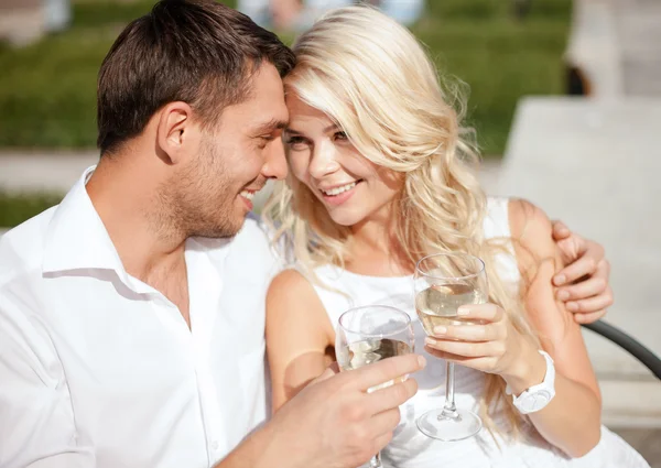 Pareja bebiendo vino en la cafetería — Foto de Stock