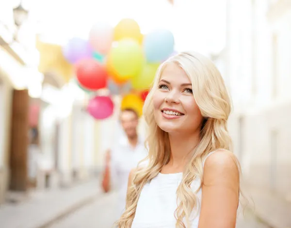 Pareja con globos de colores — Foto de Stock