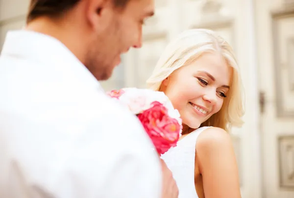 Casal com flores na cidade — Fotografia de Stock