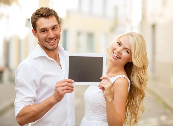 Pareja con tablet pc en la ciudad — Foto de Stock