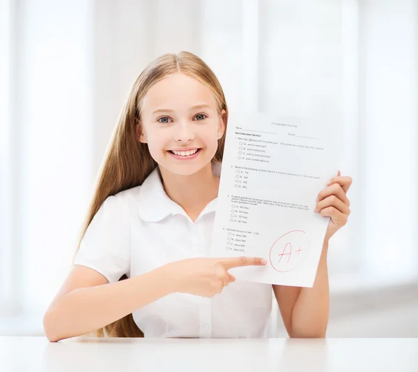 Ragazza con test e voto a scuola — Foto Stock