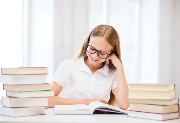 Estudiante chica estudiando en la escuela — Foto de Stock