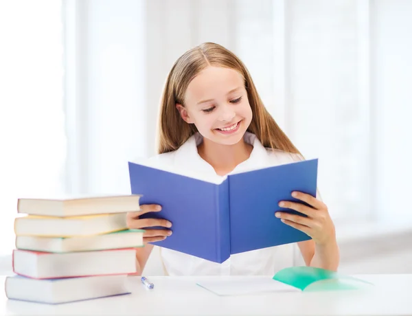 Meisje studeren en lezen van boek op school — Stockfoto