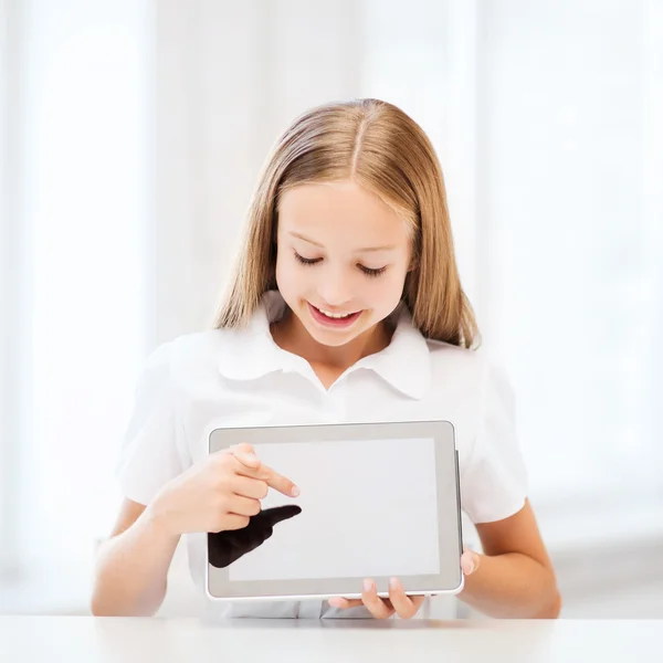 Meisje met de tablet pc op school — Stockfoto