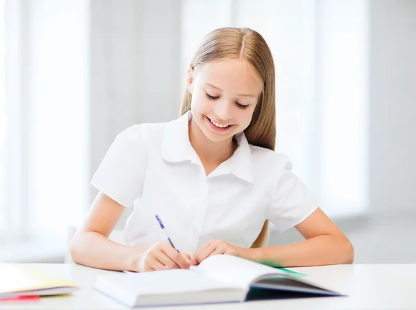 Student tjej studerar på skolan — Stockfoto