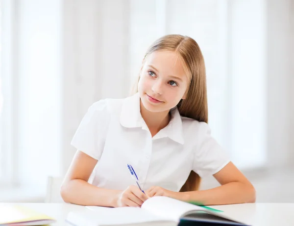 Student tjej studerar på skolan — Stockfoto