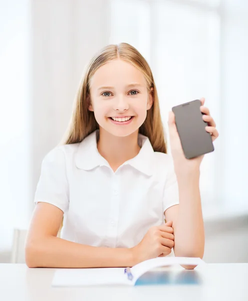 Flicka med smartphone i skolan — Stockfoto