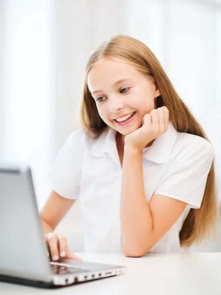 Chica con PC portátil en la escuela — Foto de Stock