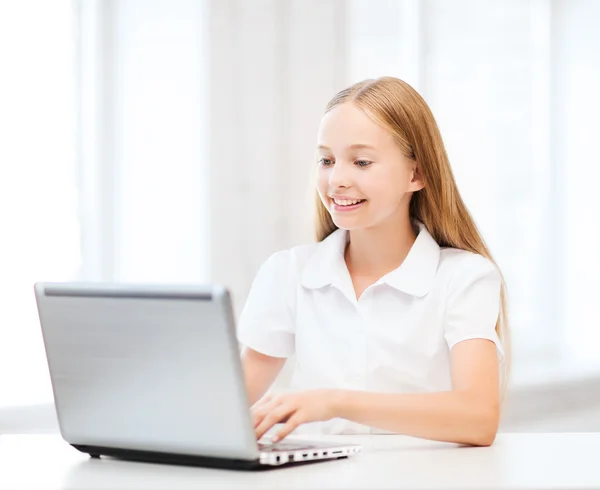 Девочка с ноутбуком в школе — стоковое фото