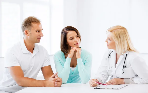 Doctor with patients in cabinet — Stock Photo, Image