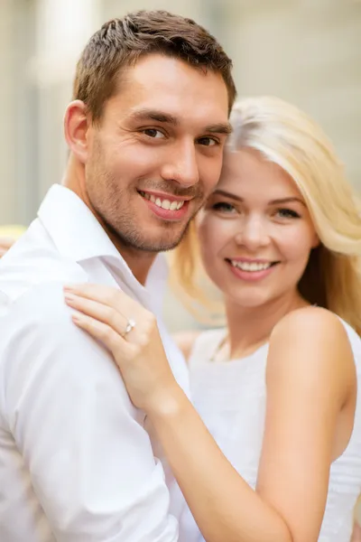 Unga gifta par i staden — Stockfoto