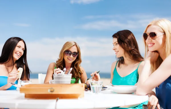 Ragazze in caffè sulla spiaggia — Foto Stock