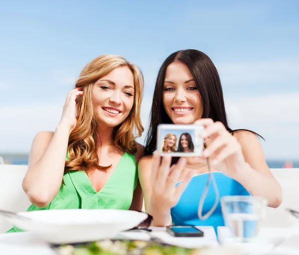 Chicas tomando fotos en la cafetería en la playa — Foto de Stock