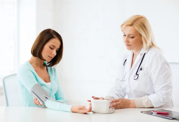 Doctor and patient in hospital — Stock Photo, Image