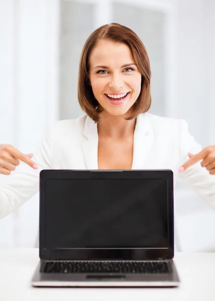 Mujer sonriente con PC portátil — Foto de Stock