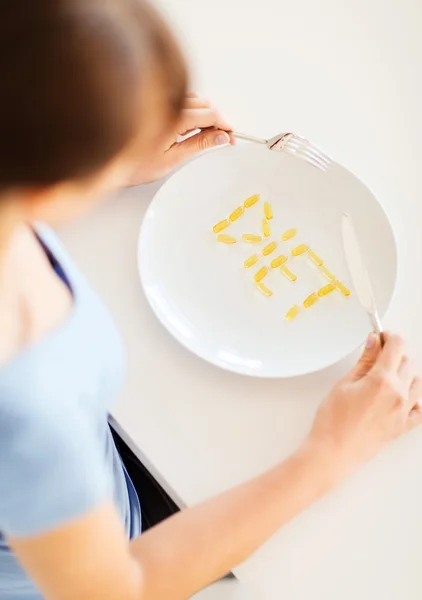 Vrouw met plaat en meds — Stockfoto