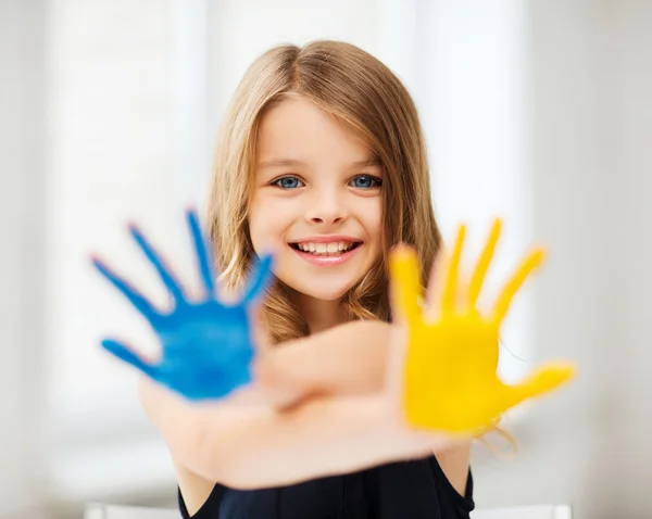 Menina mostrando as mãos pintadas — Fotografia de Stock