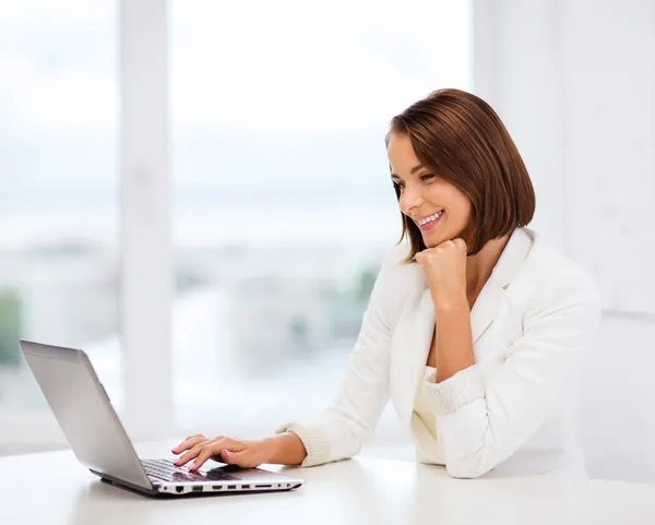 Empresária com laptop no escritório — Fotografia de Stock