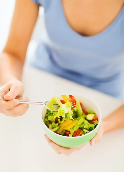 Sebzeli salata yiyen kadın. — Stok fotoğraf