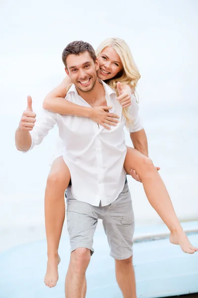 Paar die plezier hebben op het strand — Stockfoto